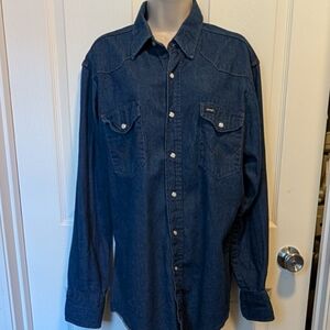 Ladies Size M Wrangler Denim Shirt.